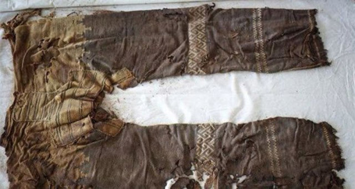 Древняя пара брюк возрастом 3300 лет была найдена в гробницах Янхай в Западном Китае в 2014 году